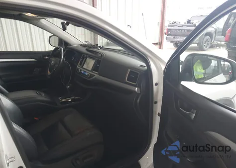 2019 Toyota Highlander Xle z USA, uszkodzony, nr VIN 5TDKZRFH0KS566014